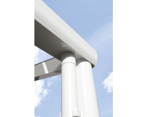 Detailansicht einer Terrassenüberdachung mit Säulen und Rahmen