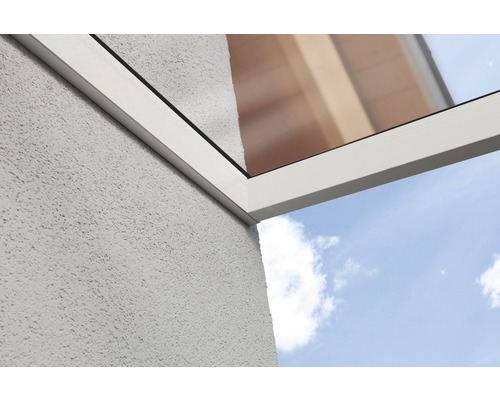 Detailansicht einer Terrassenüberdachung mit Aluminiumrahmen an einer Fassade.