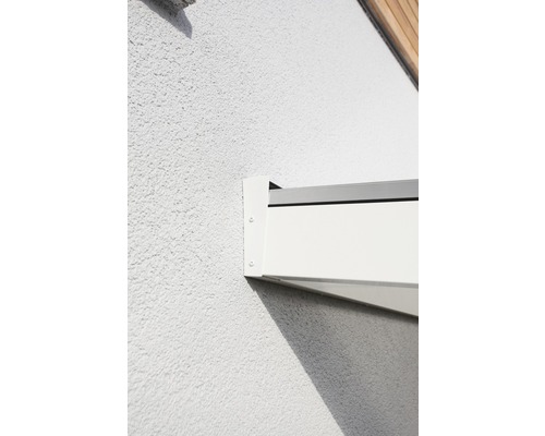 Detailansicht einer an einer Wand montierten Markise