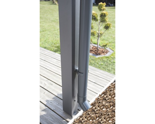Detailansicht einer Terrassenüberdachung mit Regenrinne und Stützbalken