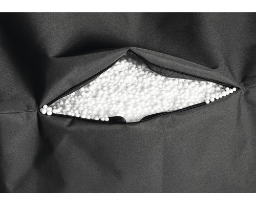 Detailaufnahme eines Sitzsacks mit geöffnetem Reißverschluss, der weiße Styroporkügelchen zeigt.