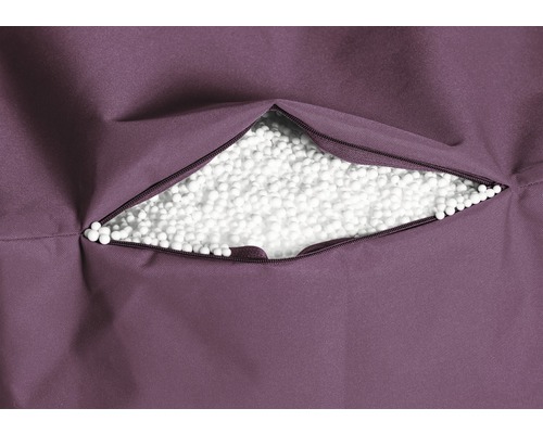 Nahaufnahme eines offenen Reißverschlusses in einem Sitzsack, gefüllt mit weißen Styroporkügelchen.