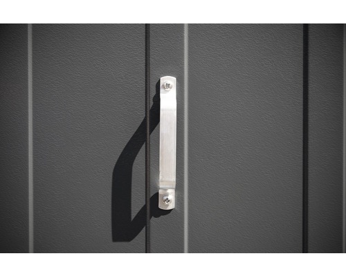 Nahaufnahme eines Metalltürgriffs an einer grauen Metalltür