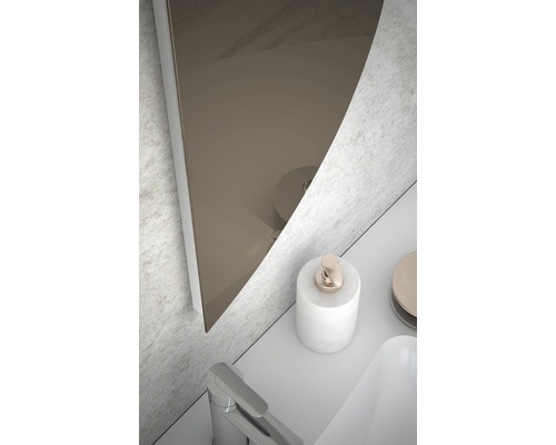 Detailansicht eines Badezimmers mit Spiegel, Waschbeckenarmatur und Seifenspender