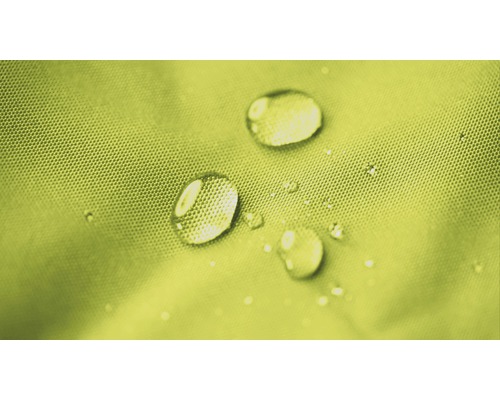 Nahaufnahme von Wassertropfen auf wasserabweisendem Gewebe