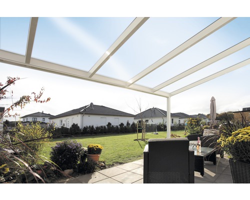 Terrasse mit Terrassenüberdachung und Gartenmöbeln im Garten