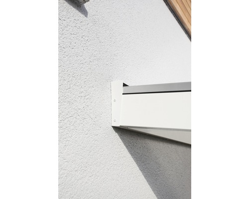 Detailansicht einer Markisenhalterung an einer Wand