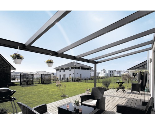 Terrasse mit Überdachung, Gartenmöbeln und Blick in den Garten