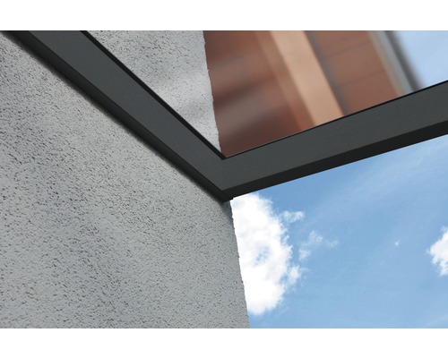 Detailansicht einer Fassade mit einem Überdachungssystem.