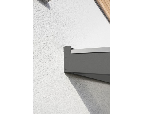 Detailansicht einer montierten Haustürüberdachung an einer Fassade