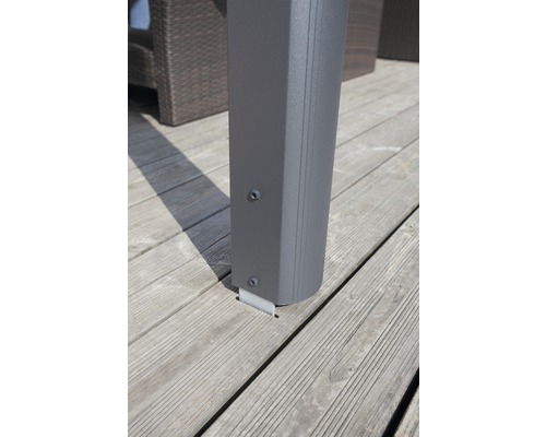 Detailansicht einer grauen Pavillonstütze aus Aluminium auf einem Holzboden