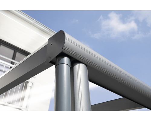 Detailansicht einer Terrassenüberdachung mit Metallpfosten und Aluminiumrahmen
