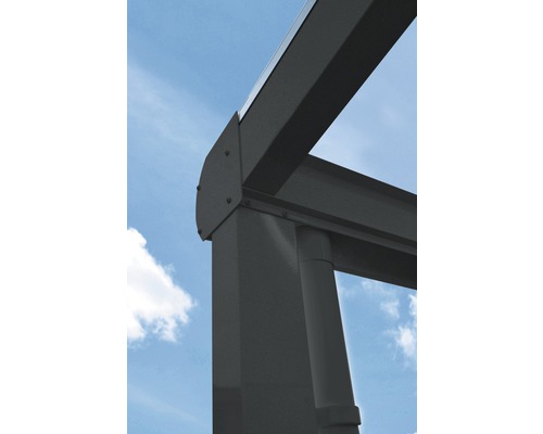 Detailansicht einer Terrassenüberdachung mit Metallrahmen und Schrauben vor blauem Himmel.