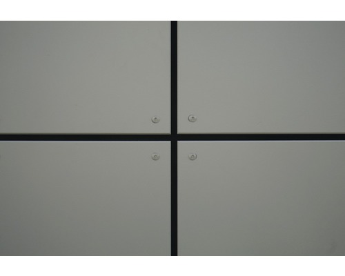 Detailansicht von Fassadenplatten mit Schrauben