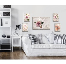 Wohnzimmer mit weißem Sofa und Wanddekoration mit Rosenmotiven