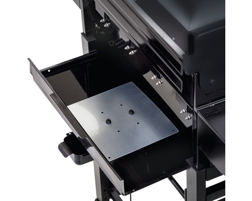 Detailansicht eines schwarzen Gasgrills mit offener Schublade und einer Metallplatte