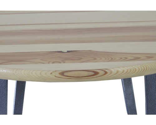 Detailansicht einer Tischplatte aus Holz mit Metallbeinen