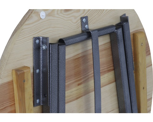 Detailansicht eines runden Holztisches mit zusammengeklappten Metallbeinen