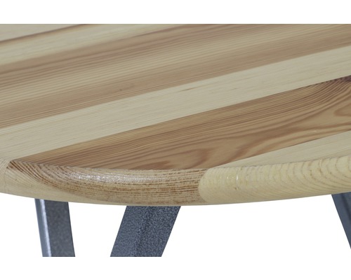 Detailansicht einer runden Tischplatte aus Holz mit Metallbeinen.