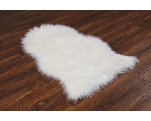 Weicher Teppich in Felloptik auf Holzboden