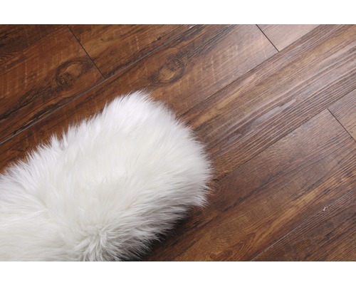 Weißer Teppich auf Holzboden