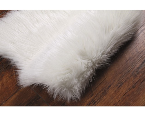 Weißer, zotteliger Teppich