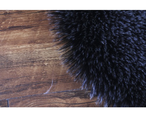 Nahaufnahme eines Teils eines Teppichs mit langem Flor auf Holzboden