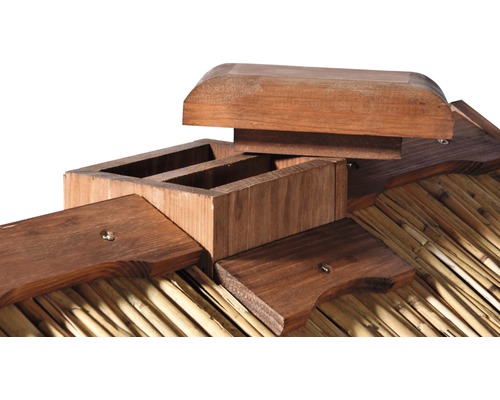 Detailansicht des Holzaufbaus eines Pavillons mit Strohdach