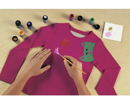 Bemalen eines rosafarbenen Langarmshirts mit Textilfarbe, Pinsel und Farbtablett