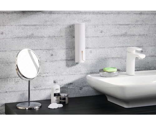 Badezimmer Szene mit Waschbecken, Armatur, Seife, Kosmetikprodukten, Spiegel und Seifenspender