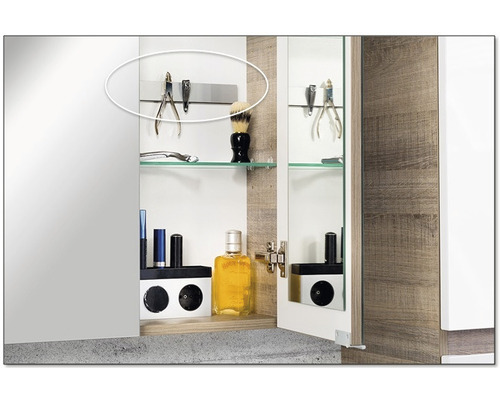 Offener Spiegelschrank mit Glasregalen und verschiedenen Badutensilien