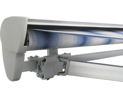 Detailansicht einer Gelenkarmmarkise mit blau gestreiftem Markisentuch