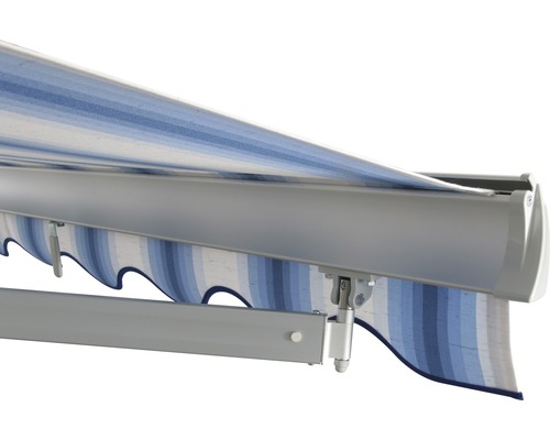 Markise mit blau-weiß gestreiftem Stoff