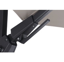Detailaufnahme eines Sonnenschirms mit Streben aus Metall.