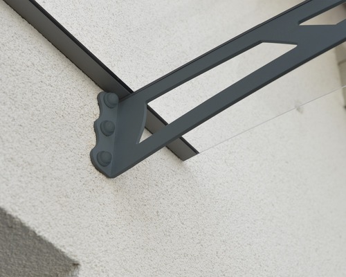 Detailaufnahme einer Türüberdachung mit Rahmen und Wandhalterung