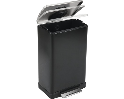 Treteimer mit geöffnetem Deckel