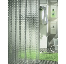 Duschvorhang im Badezimmer mit Duschkopf und Badzubehör