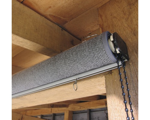 Rollo an einem Holzrahmen