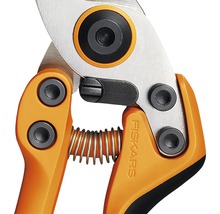 Detailansicht einer Gartenschere von Fiskars
