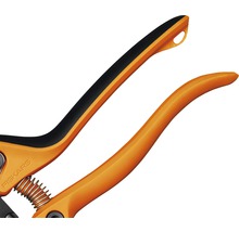 Nahaufnahme einer Gartenschere von Fiskars mit orangefarbenen Griffen
