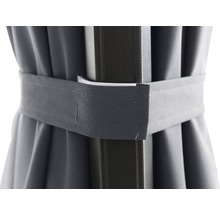 Detailaufnahme eines Pavillons mit grauem Stoff und Halteband