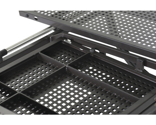 Detailansicht eines Gartentisches mit Ablagefläche aus Metall mit quadratischen Löchern.