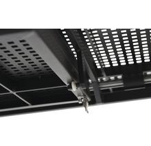 Detailansicht eines schwarzen, perforierten Metallregals mit Befestigungselementen