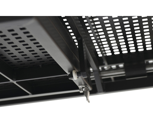 Detailansicht eines schwarzen, perforierten Metallregals mit Befestigungselementen