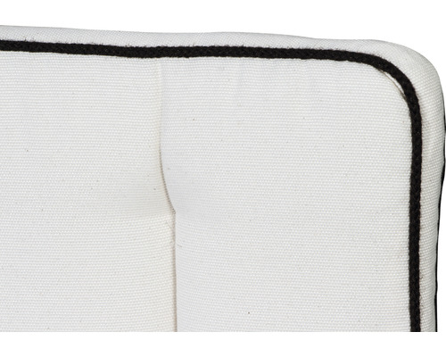 Detailansicht eines weißen Stoffkissens mit schwarzer Paspel