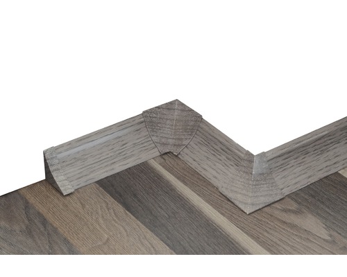 Sockelleiste aus Holz auf einem Holzboden