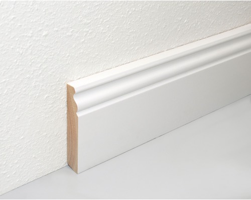 Weiße Sockelleiste aus Holz an einer Wand