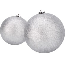 Zwei silberfarbene, glitzernde Weihnachtskugeln