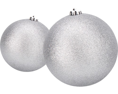 Zwei silberfarbene, glitzernde Weihnachtskugeln