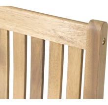 Detailansicht der Rückenlehne eines Gartenstuhls aus Holz